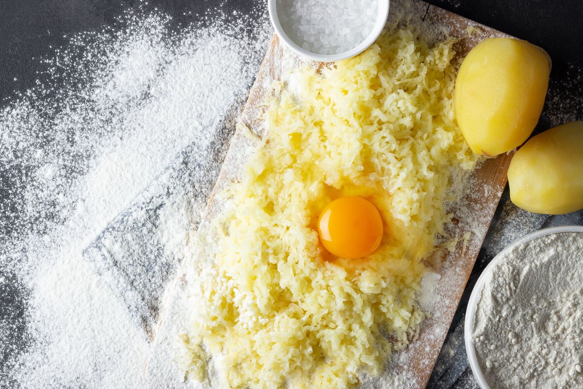 Cuciniamo insieme: coriandoli di patate alla salsa d’aglio