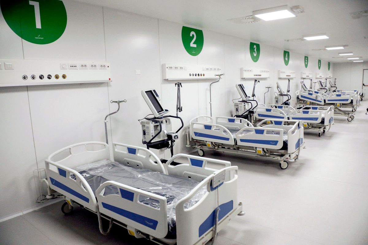 Indagini sull’ospedale in Fiera, nulla sul gemello «rosso». E sulla sanità lombarda è rissa