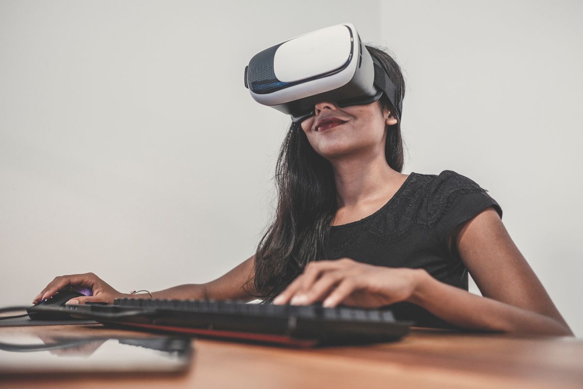 VR headsets add extra virtual screens to a home workspace