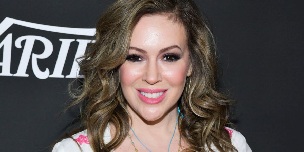 The internet hilariously ridiculed Alyssa Milano for her crocheted face mas...