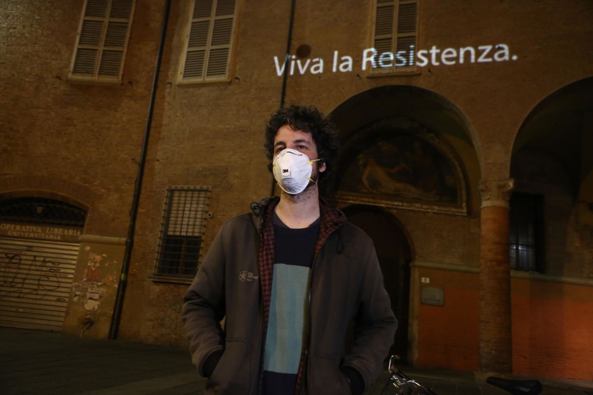 Mentre gli italiani sono sul lastrico Gualtieri si fa adulare dalle sardine