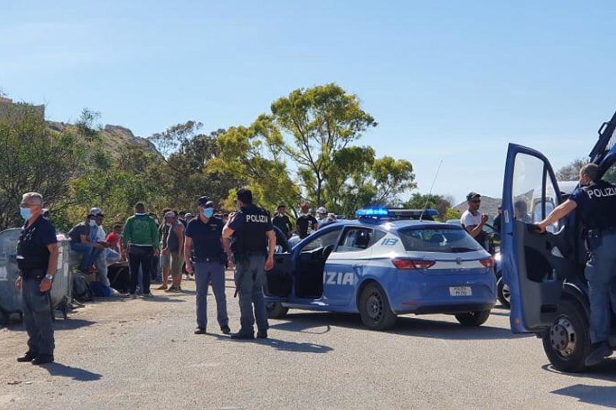 Agrigento, 400 migranti scaricati a due passi dalla riva