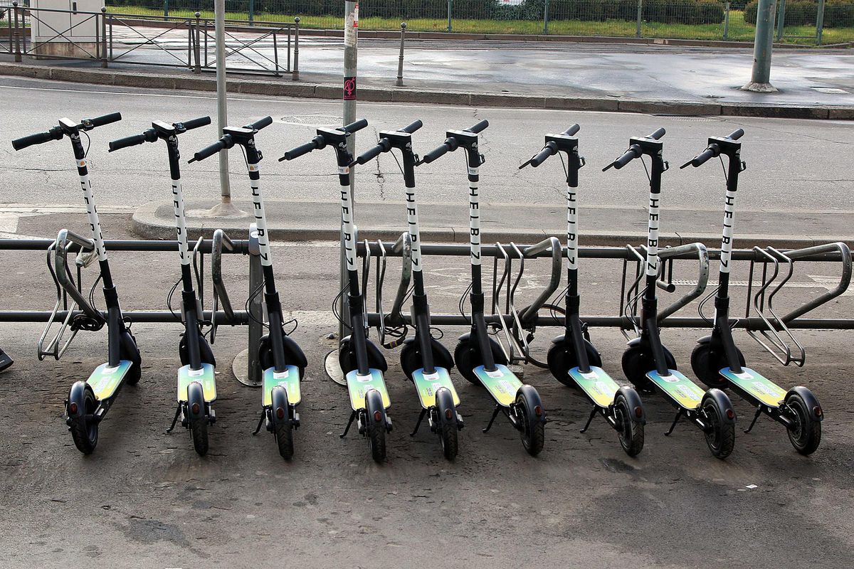 Dopo il naufragio con l’Acireale calcio, fa incetta di appalti con i monopattini