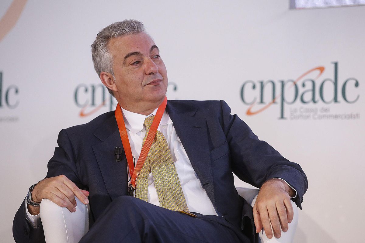 Il governo dà agli italiani il permesso di uscire. Poi però li sgrida se lo fanno