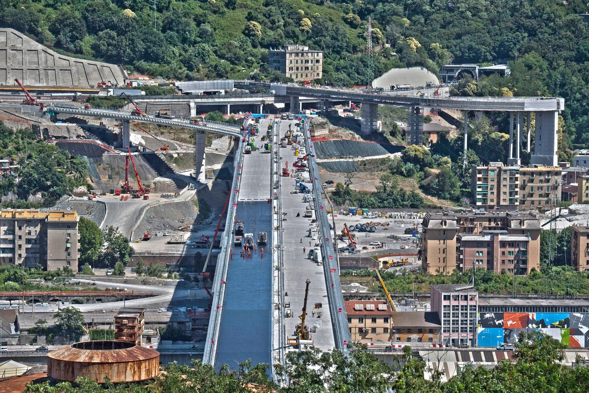 Grillini sotto il ponte, Benetton sopra