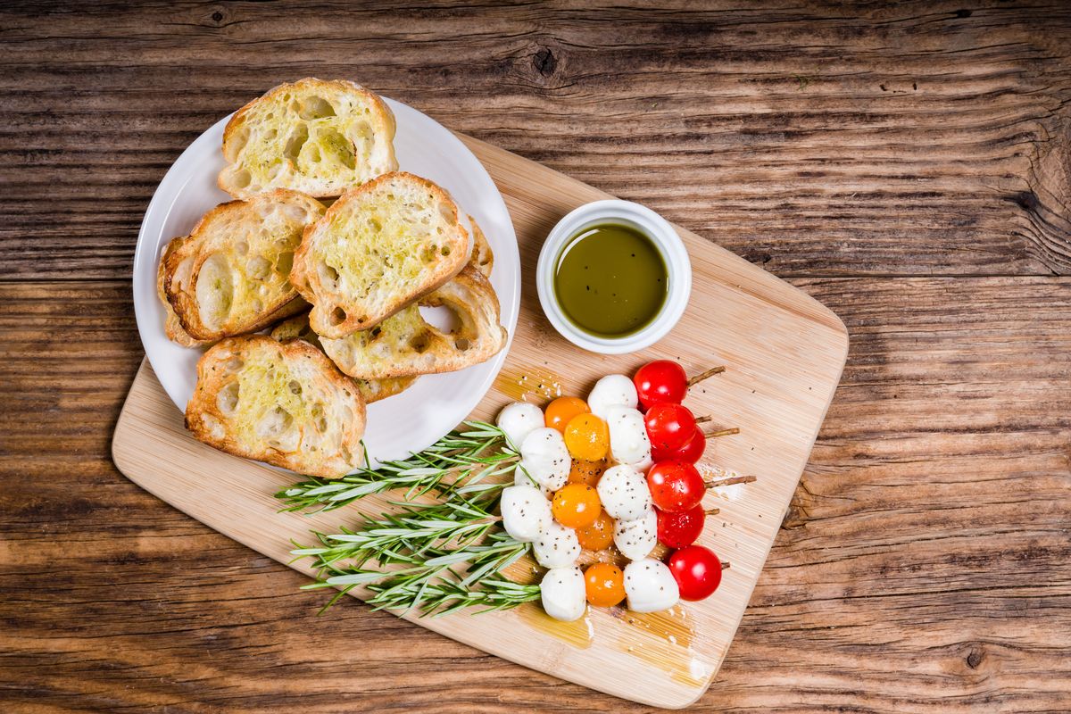 Cuciniamo insieme: spiedino di bufala con crostini, crema di alici e una quasi insalata russa