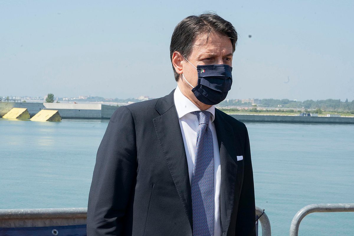 Conte si proroga i pieni poteri
per chiuderci di nuovo in casa