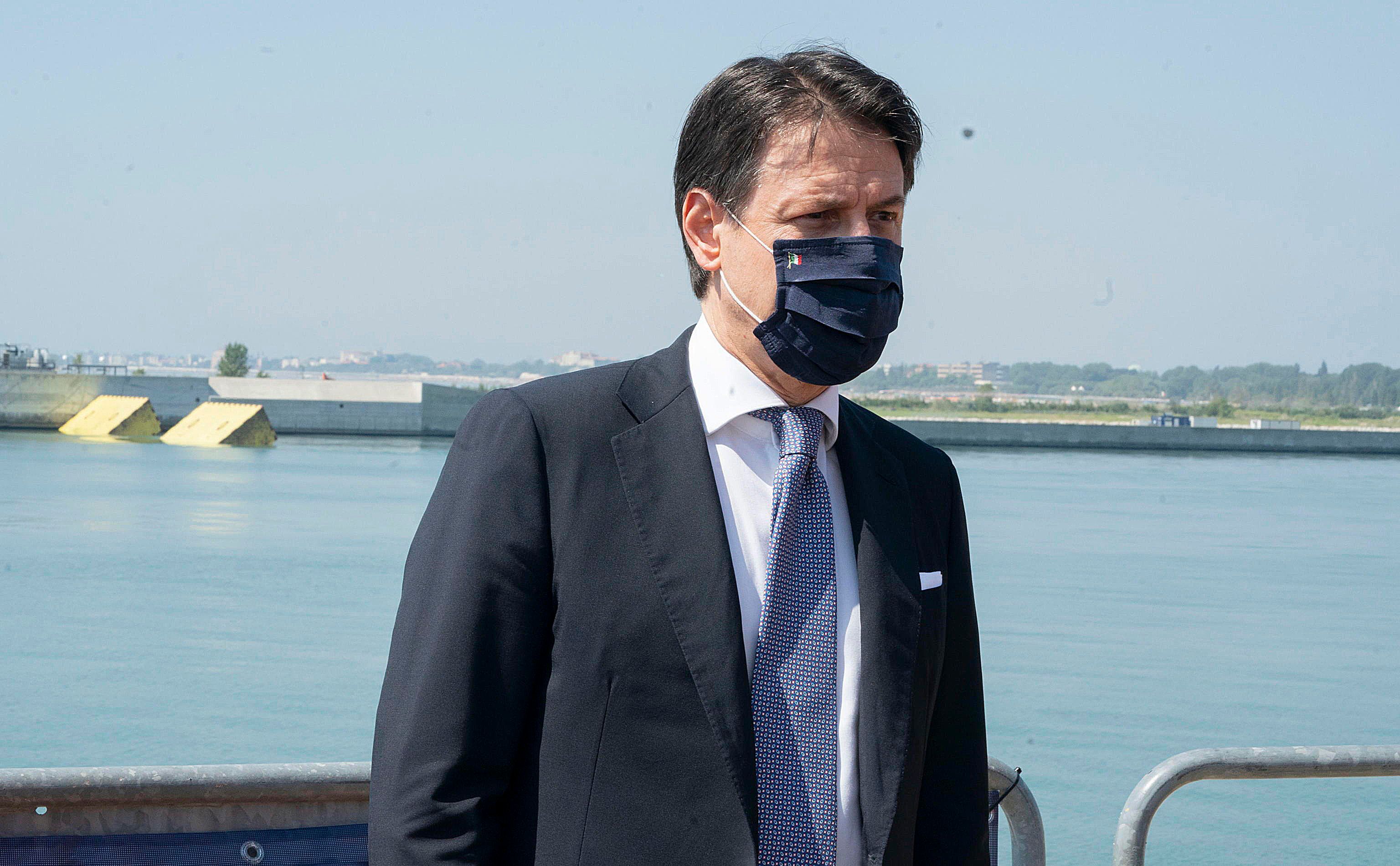 Conte si proroga i pieni poteri per chiuderci di nuovo  in casa
