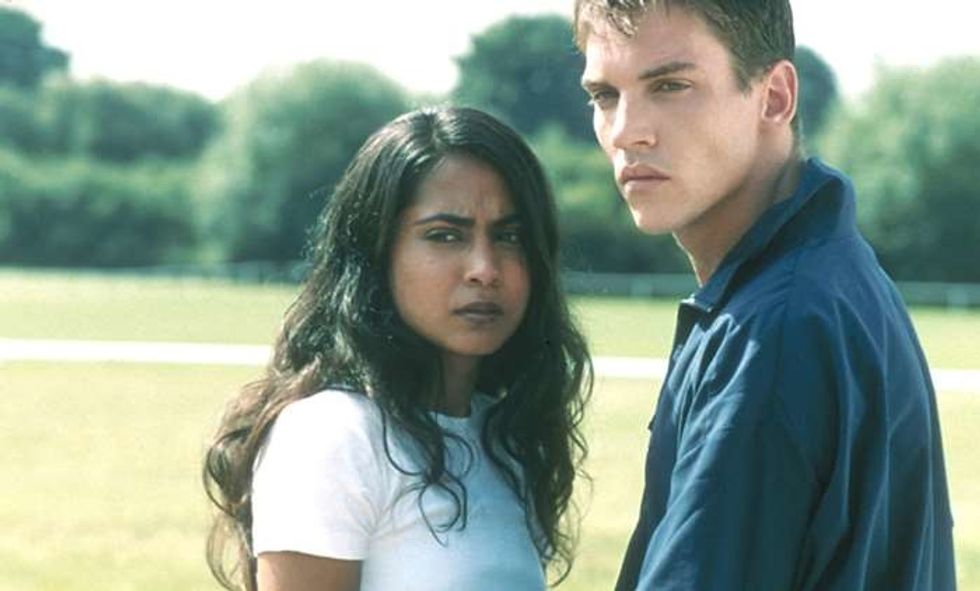Parminder Nagra and Jonathan Rhys Meyers in Bend It Like Beckham