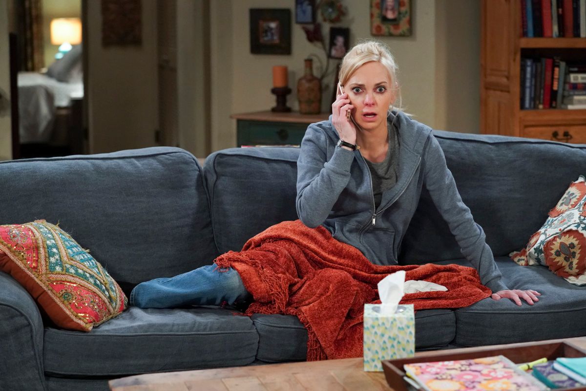 Anna Faris on a sofa in Mom