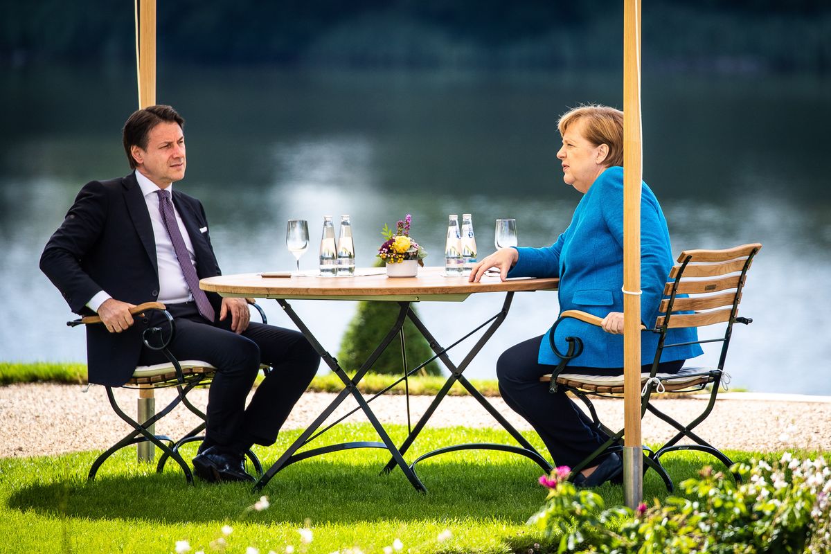 Il premier in ginocchio dalla Merkel pronto ad accettare qualsiasi vincolo