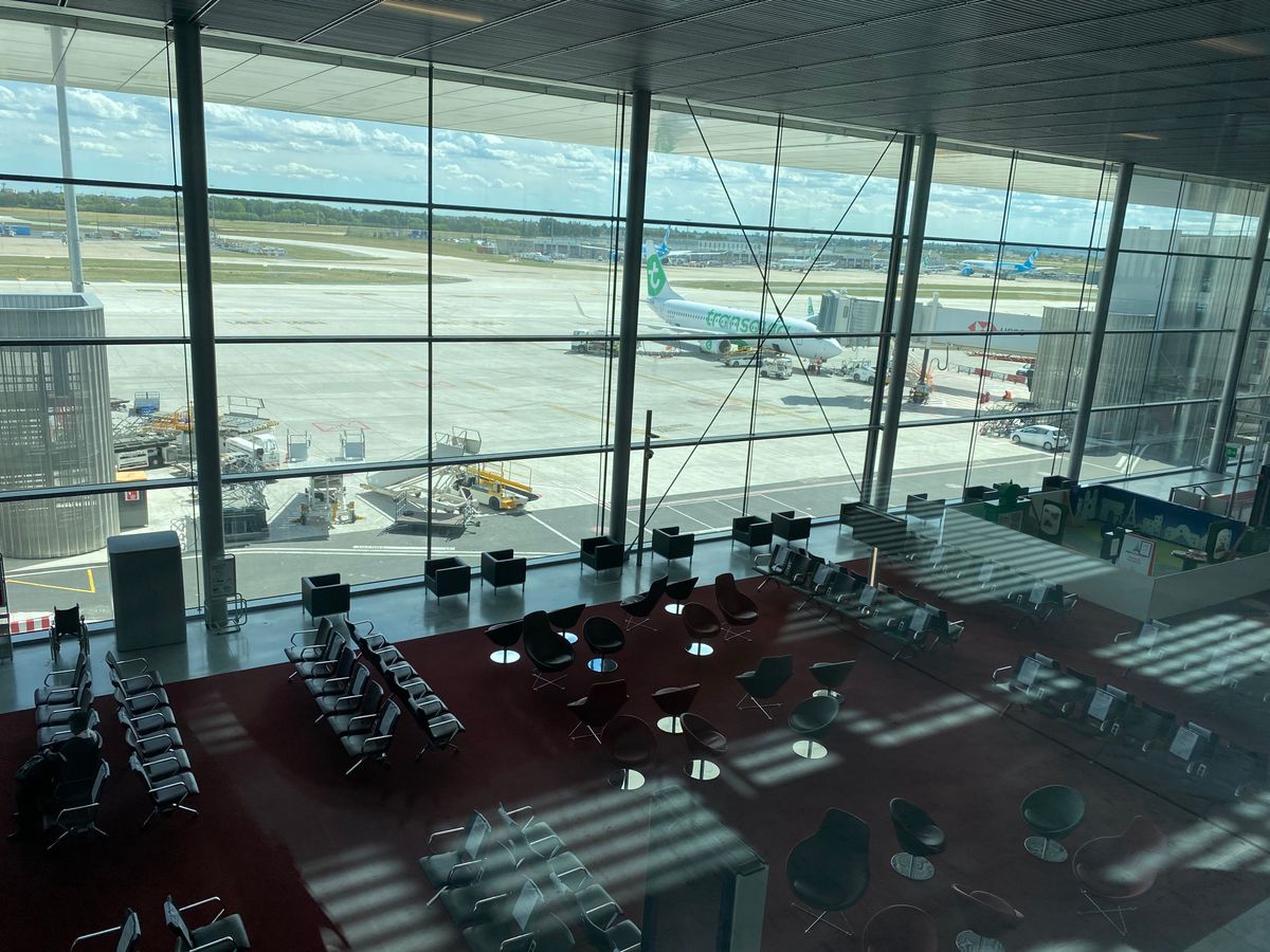 Tempi dilatati, aeroporti vuoti e autocertificazioni: cronaca di un volo tra Milano e Parigi