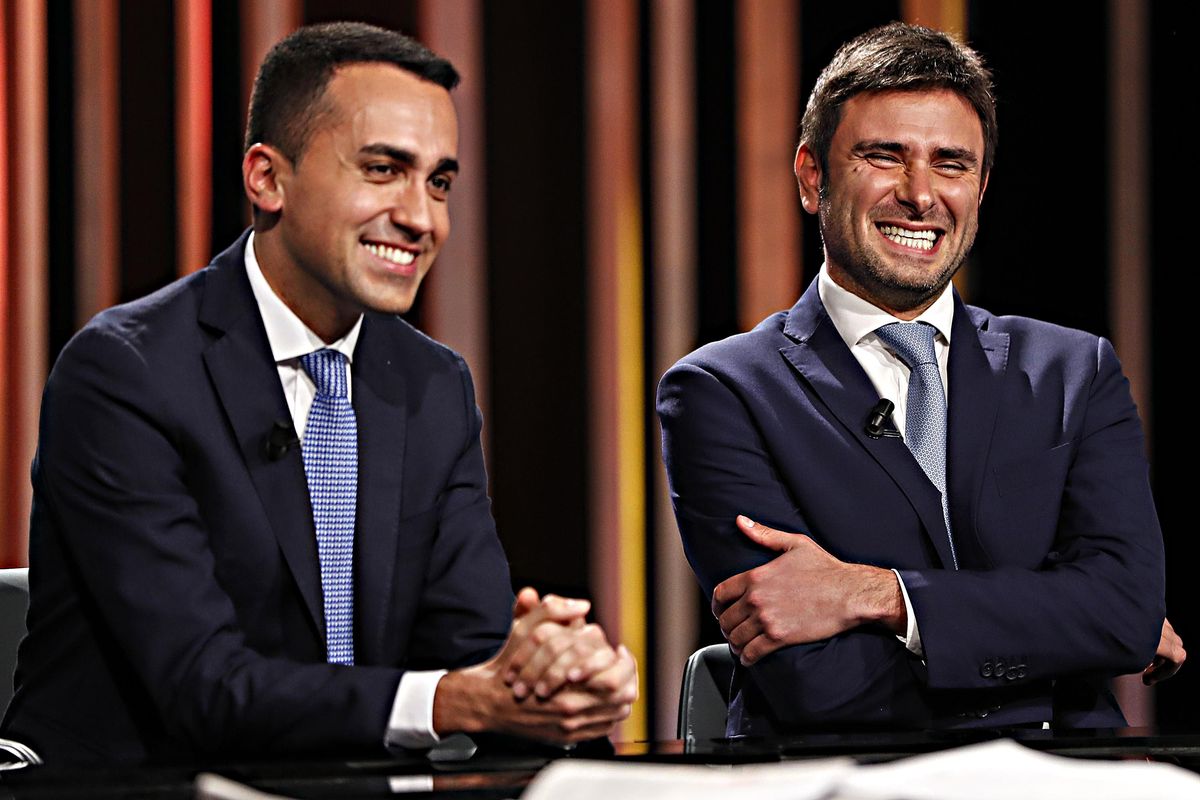 I grillini presi in giro fan finta di esultare. Con Di Maio all’angolo la scena è di Conte