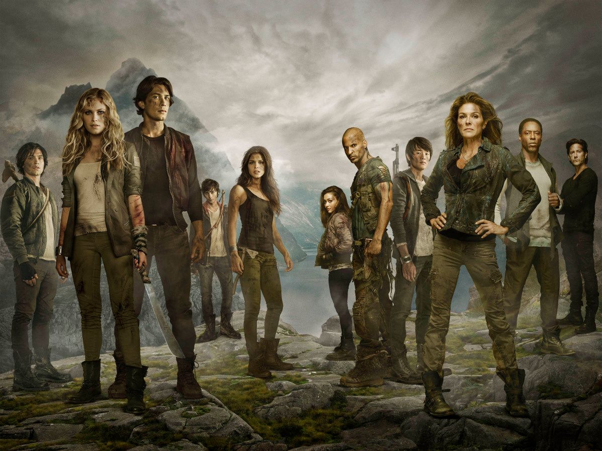 The cast of The 100 posing dramatically and looking grimy.