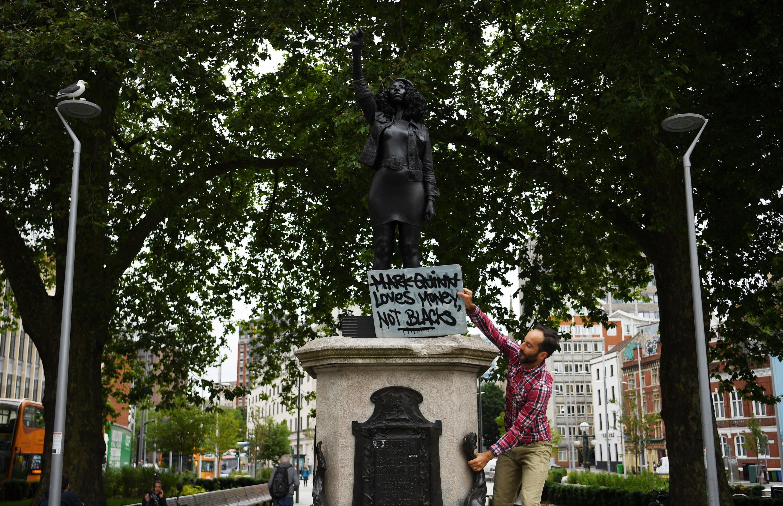 L’opera d’arte supera il suo creatore. Quindi lasciamo stare quelle povere statue