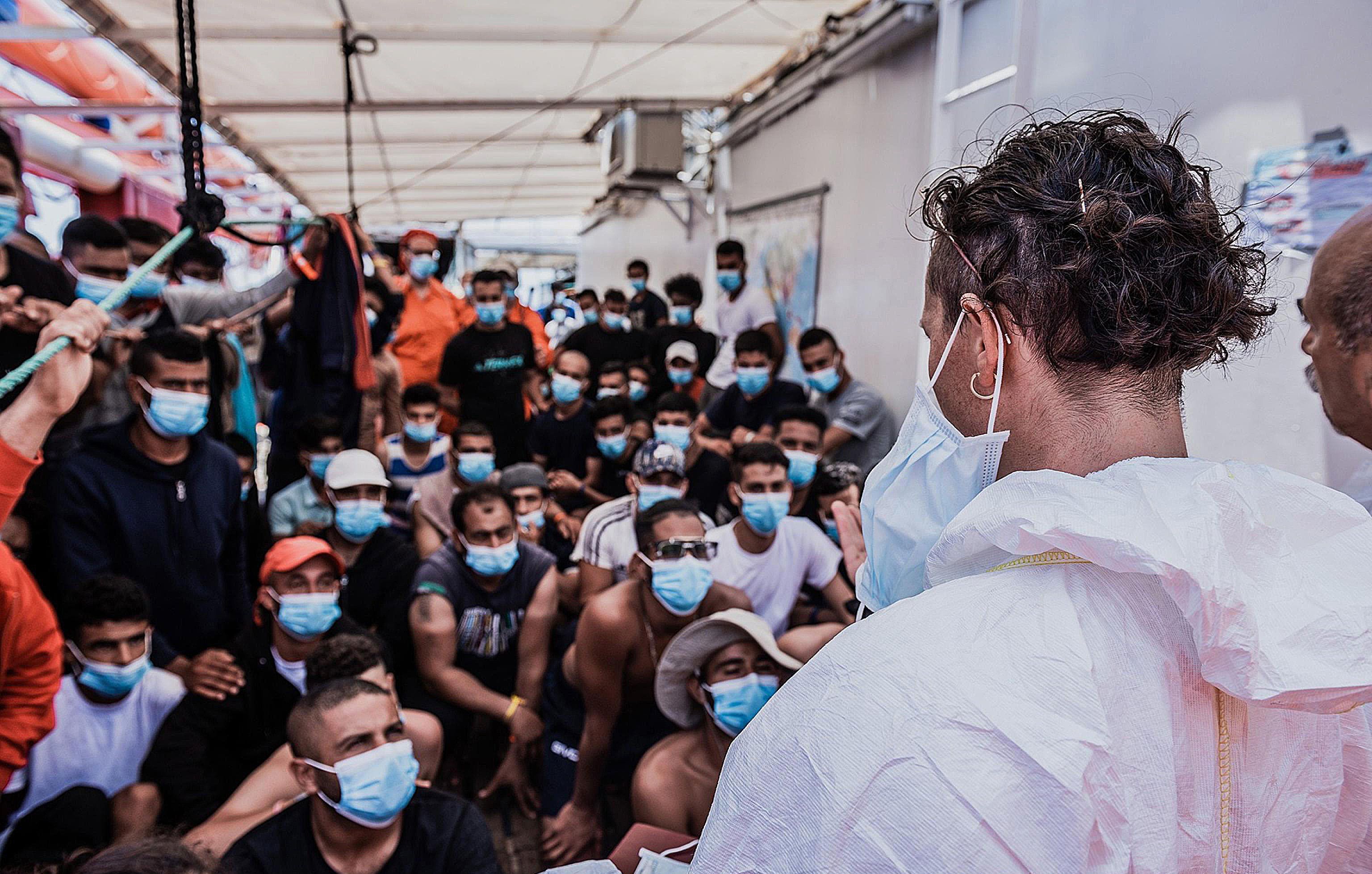 Il governo ora sparpaglia immigrati in tutta Italia fregandosene del contagio