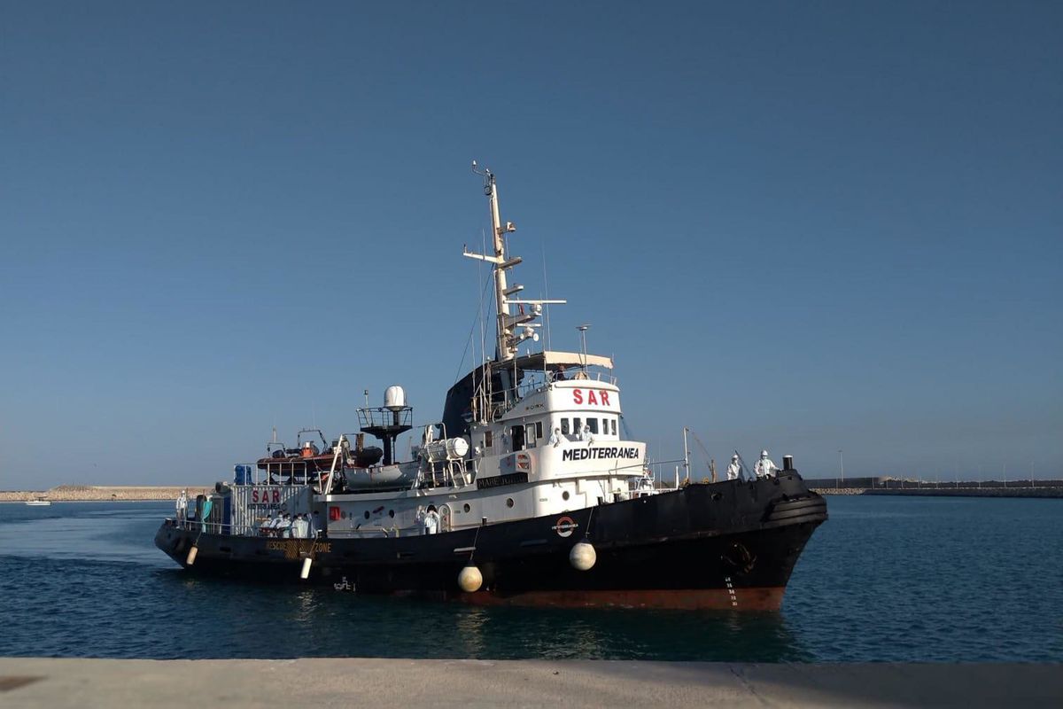 Le navi delle Ong assediano la Sicilia. I taxi del mare di nuovo in azione