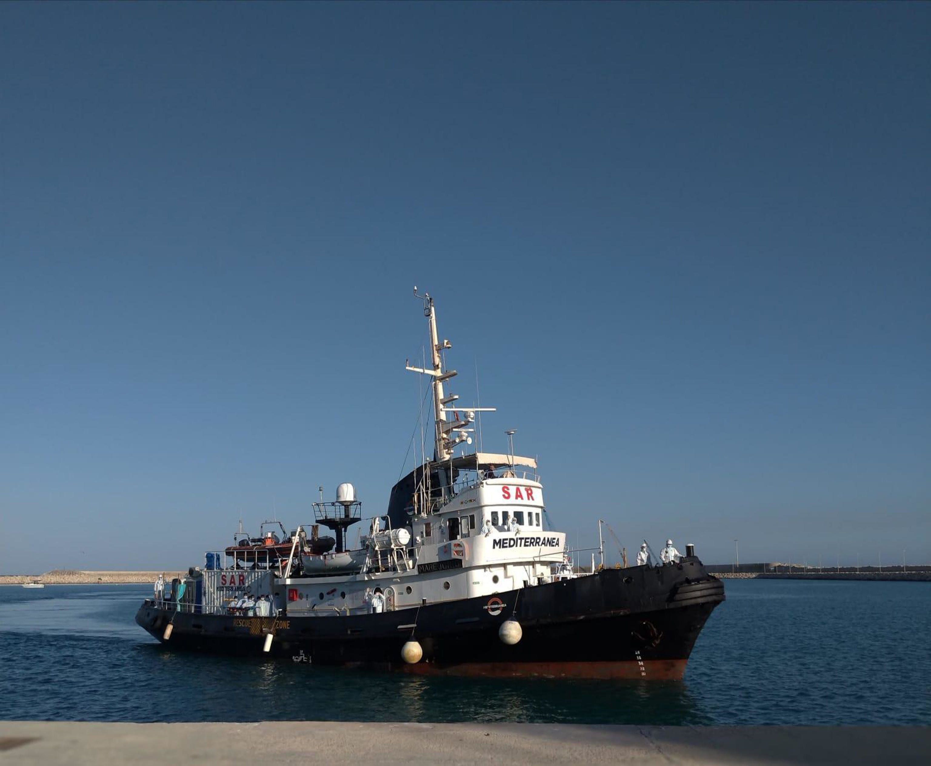Le navi delle Ong assediano la Sicilia. I taxi del mare di nuovo in azione