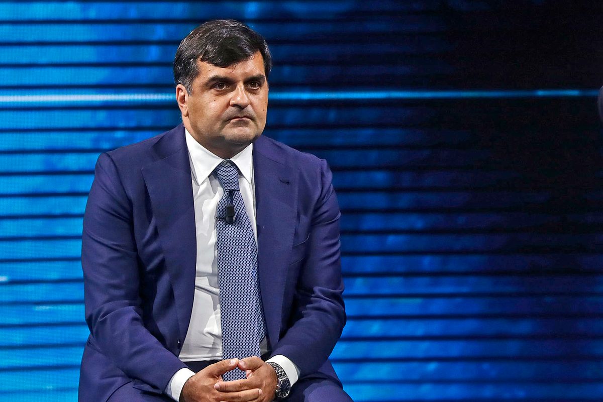 Volano gli stracci, anzi le toghe