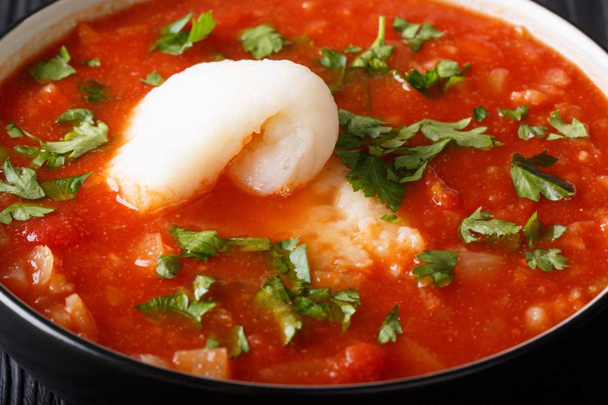 Cuciniamo insieme: spezzatino di pescatrice con spinaci e pesche