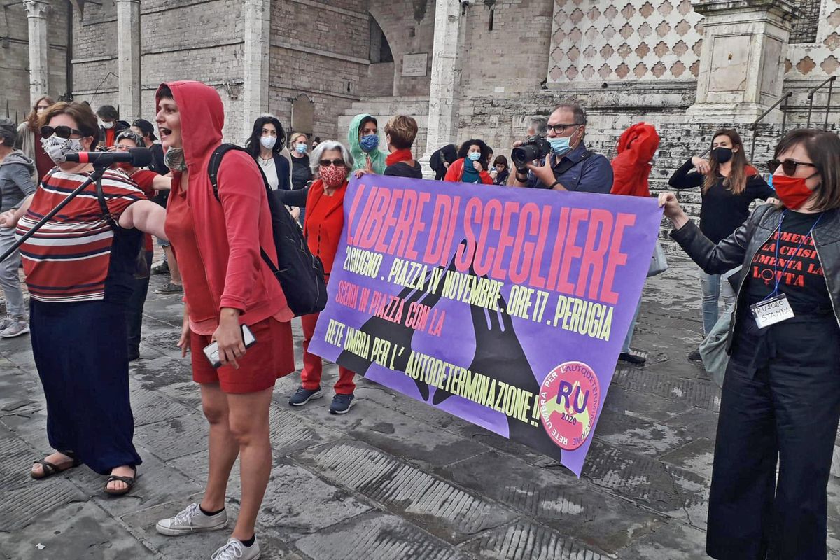 In Italia cala la richiesta di aborti. La sinistra infuriata scende in piazza