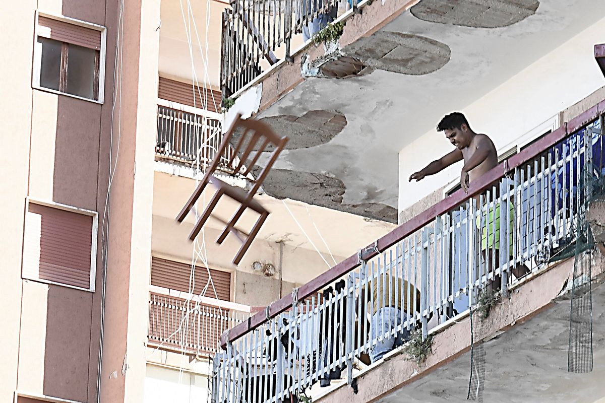 Rom infetti evadono dalla zona rossa. Scene di guerriglia a Mondragone