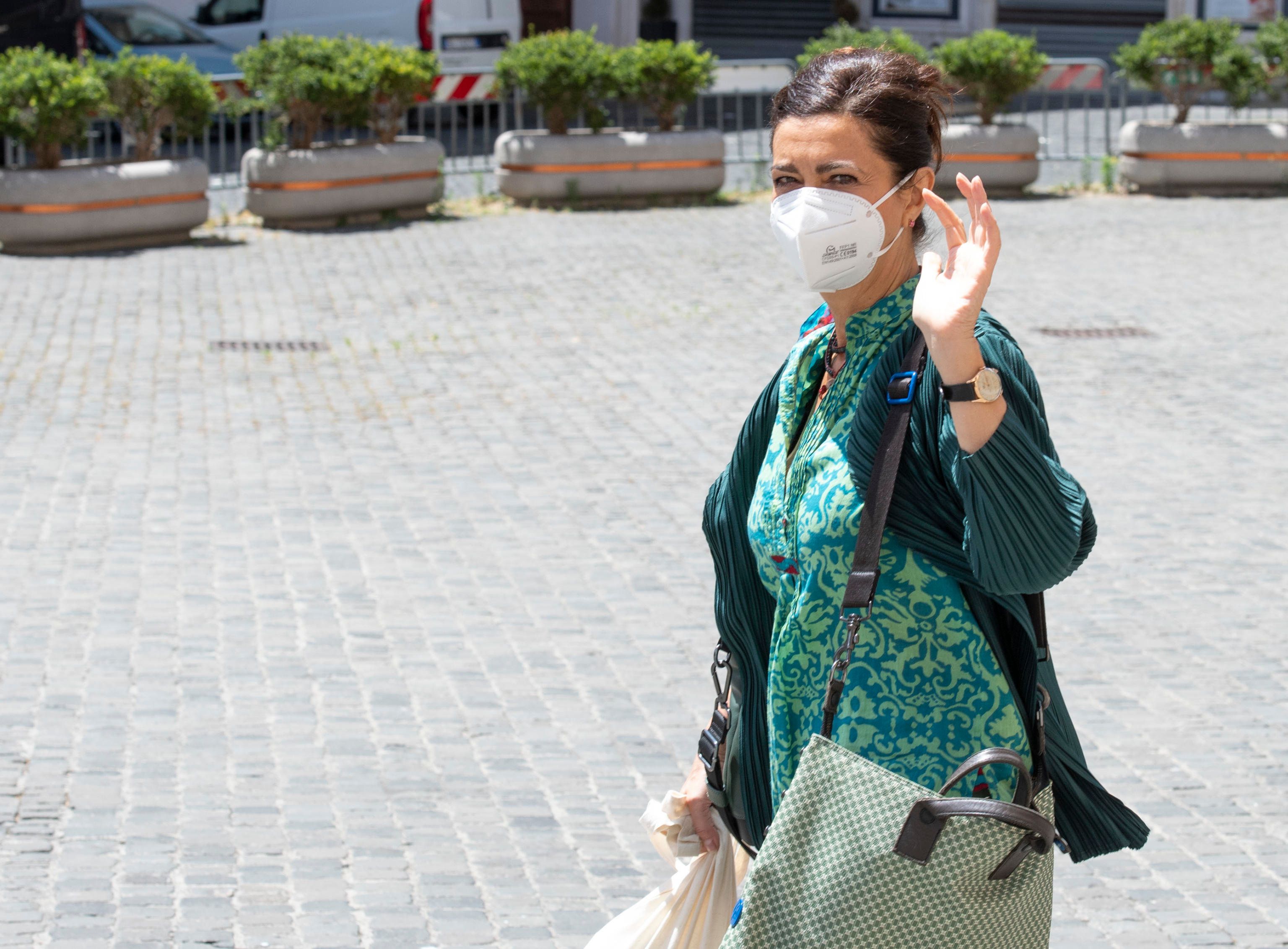 Coprifuoco e divieto di fare politica. Le folli punizioni per gli «omofobi»