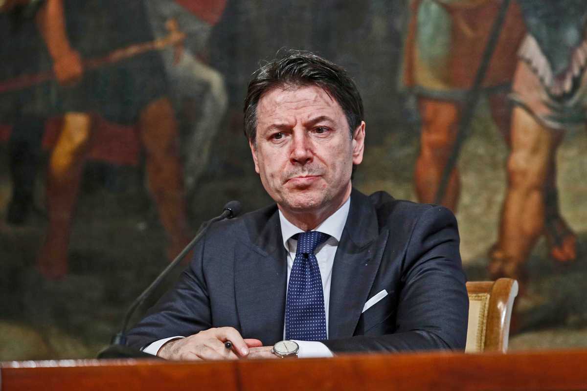 Un governo terminale tenuto in vita dall’avvocato maestro del rinvio