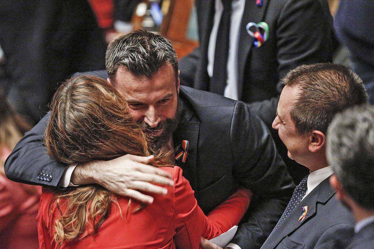 Dalla legge sull’omofobia spariscono ritiro del passaporto e coprifuoco