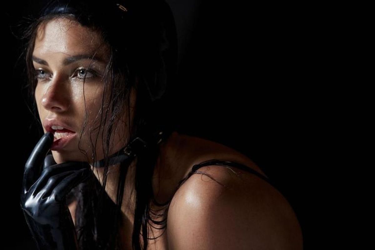 Il latex esce dalla camera da letto e finisce in passerella