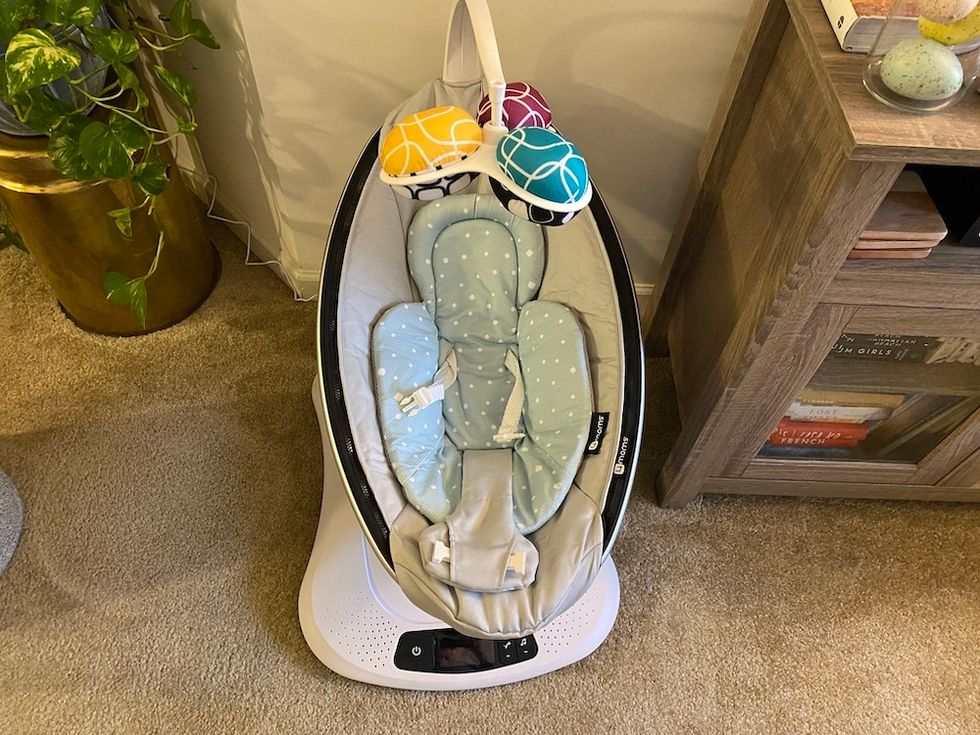 mamaRoo4 with infant insert and mobile that does not rotate.