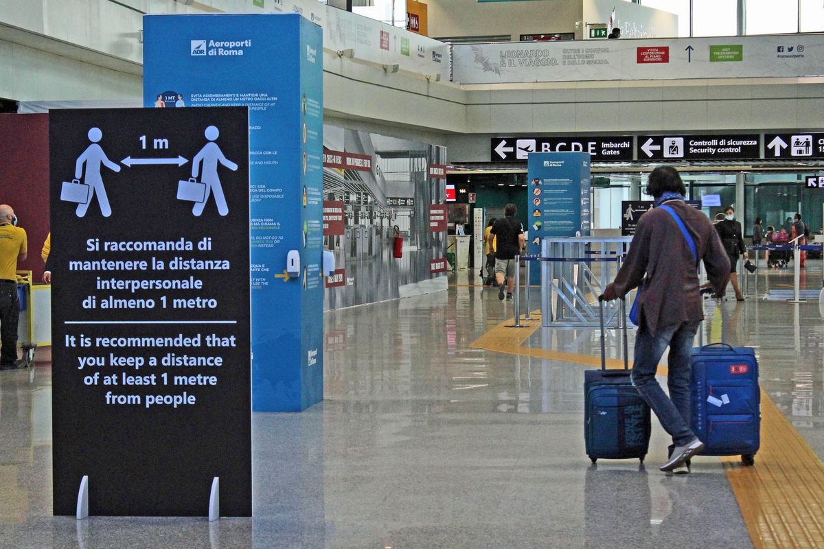 Prima sì ai turisti, poi la quarantena. L’autogol condanna a morte il settore