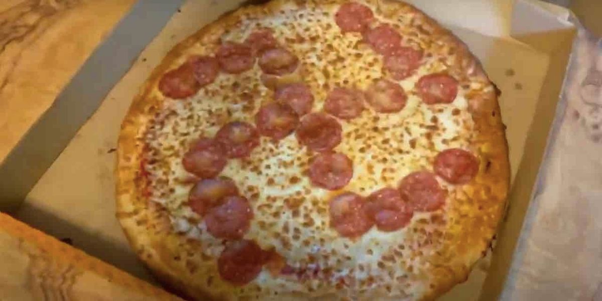 Theblaze On Flipboard Couple Discovers Pepperoni Swastika On Pizza And Restaurant Fires Employees Responsible