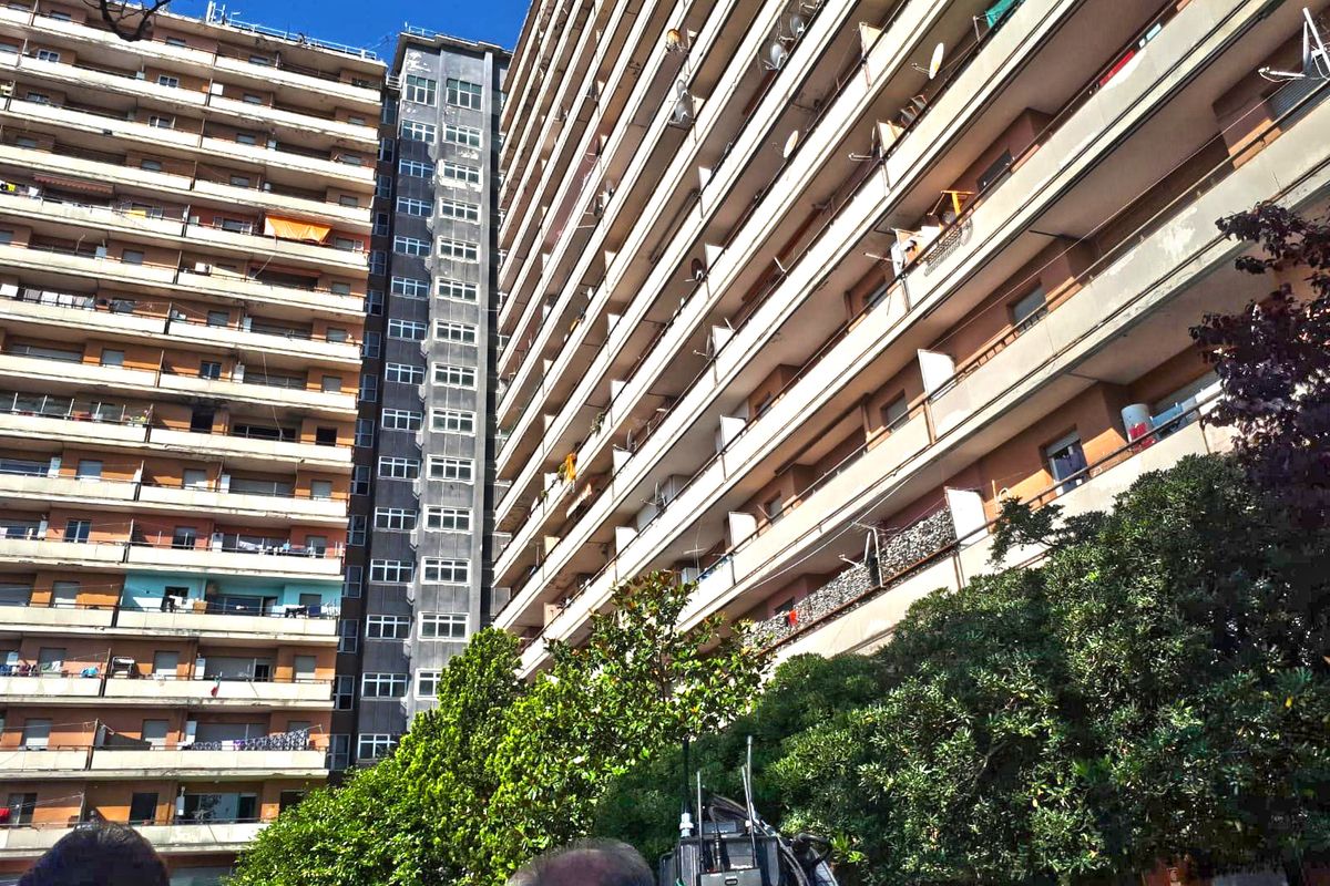 Porte girevoli all’hotel dei migranti infetti