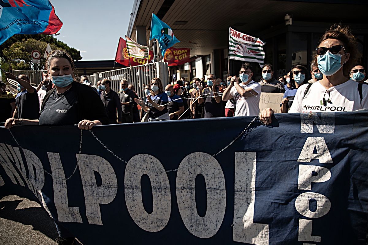 In fumo un’altra promessa di Conte. La Whirlpool via da Napoli a ottobre