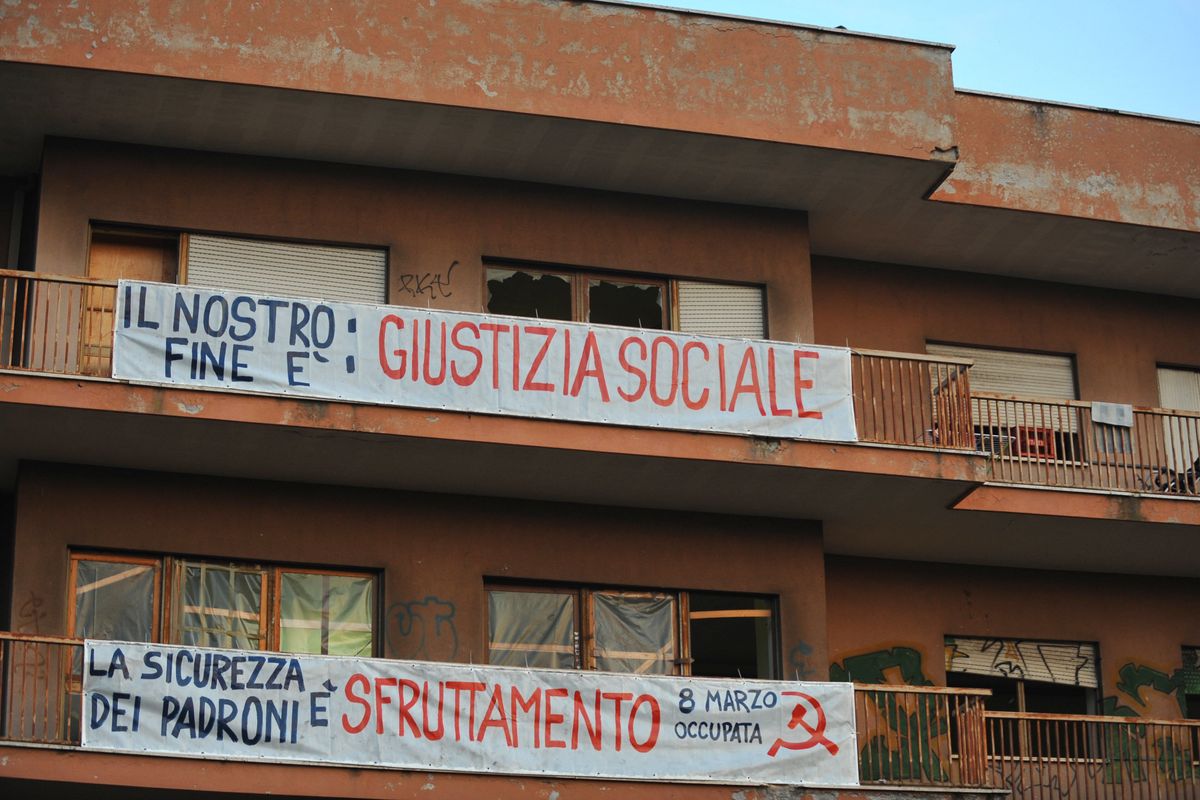 Il grande caos delle scuole costruite a metà
