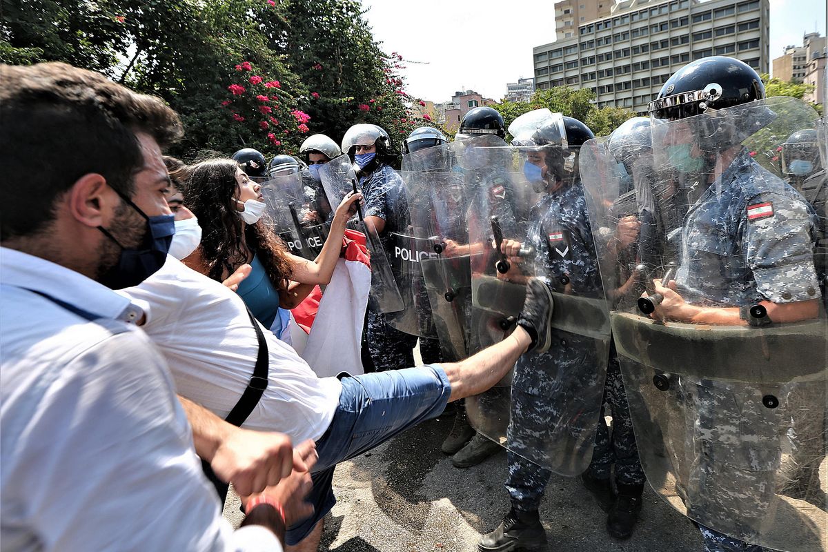 Beirut in piazza contro il governo che evoca ancora l’attacco esterno