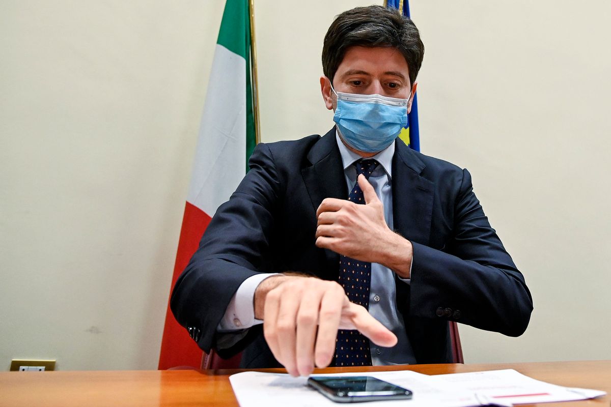 Al ministro Speranza basta un tweet per dare il via libera all’aborto fai da te