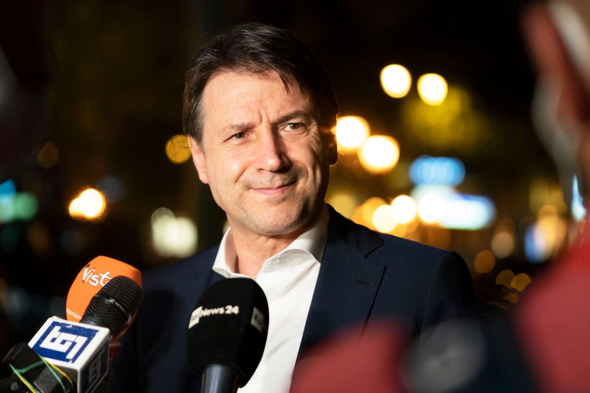 Conte comanda da solo, poi dà la colpa agli altri