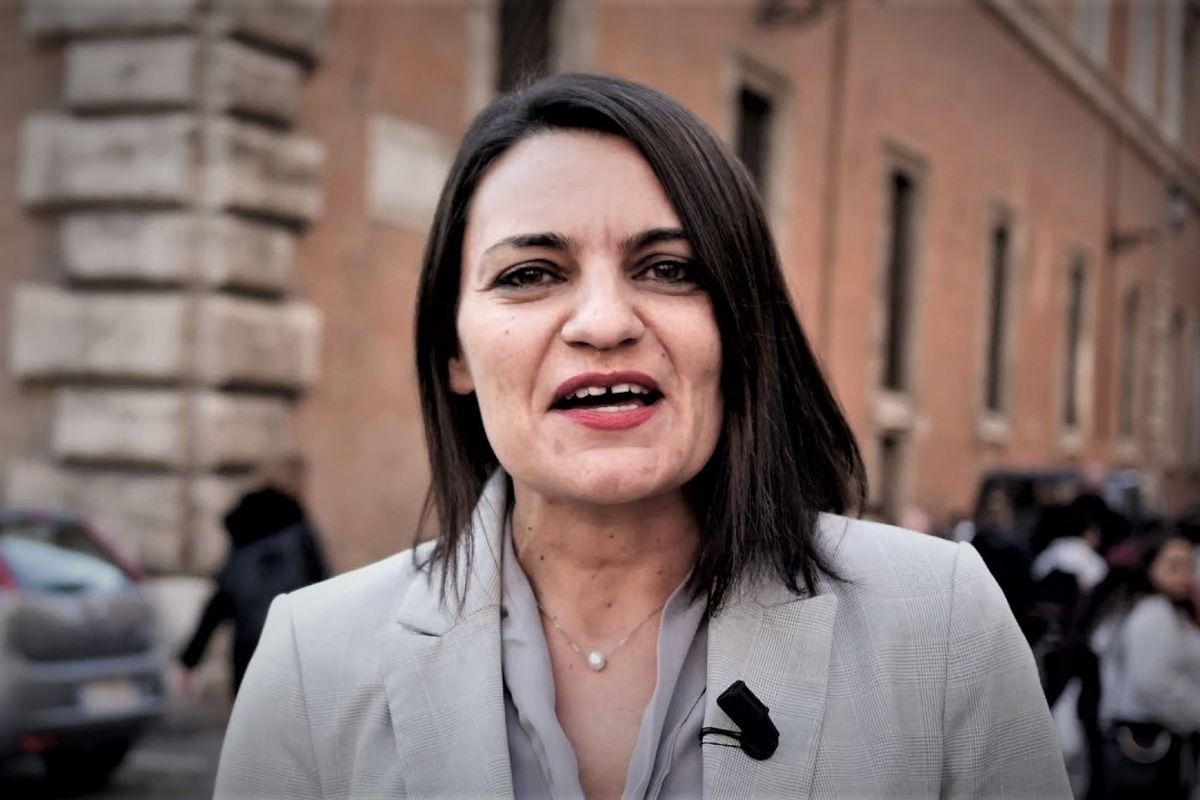La senatrice «esperta» di Alitalia che guida senza assicurazione