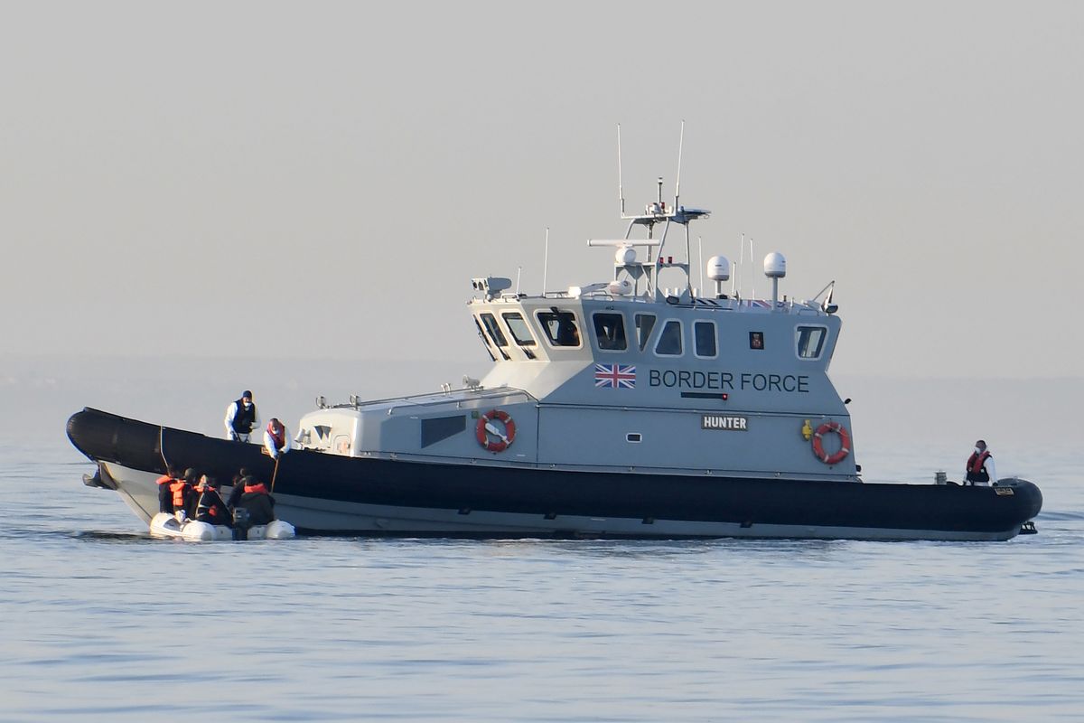 Che lezione di forza della Royal Navy ai buonisti pro Ong di casa nostra