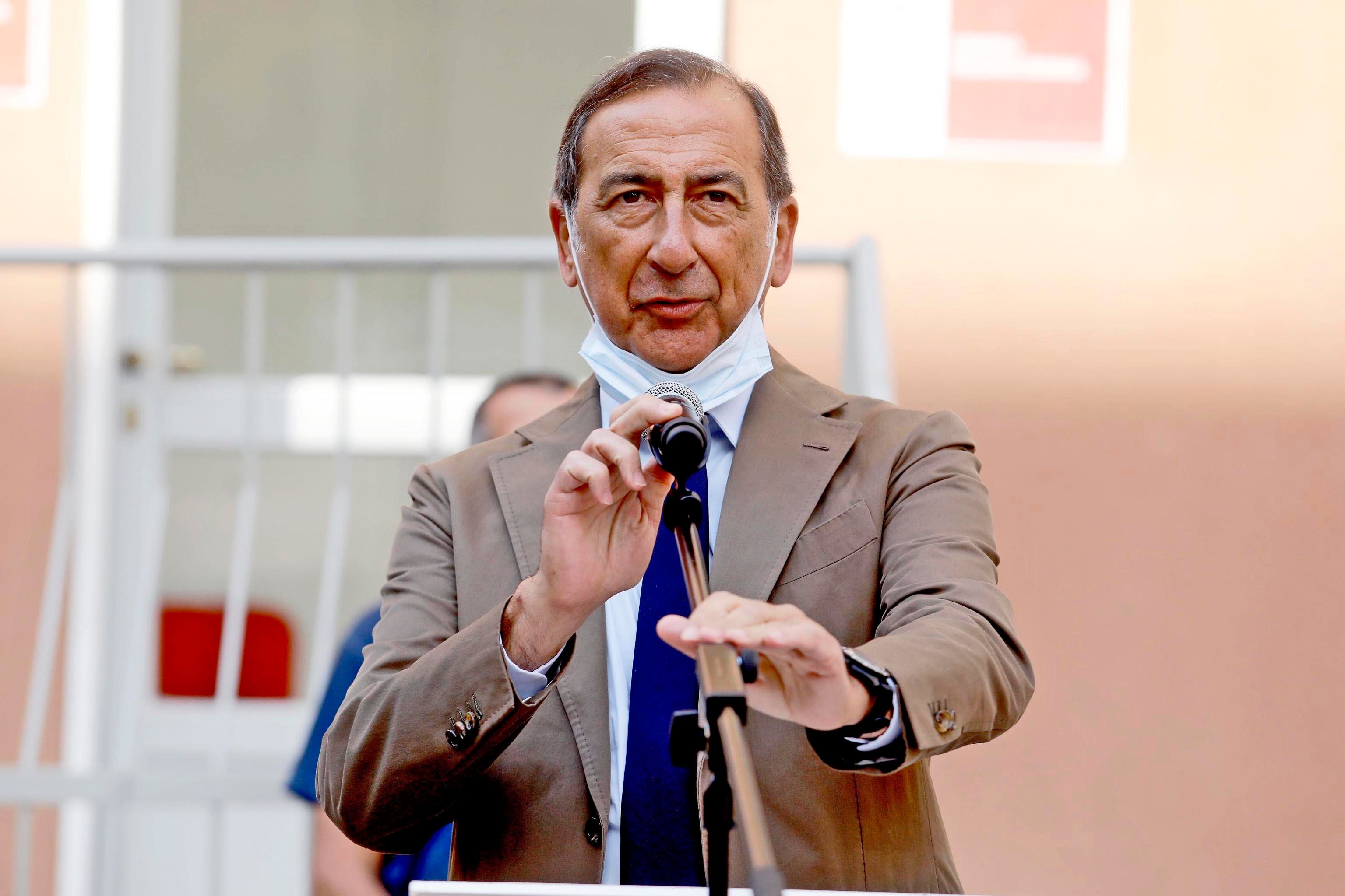 Coltelli alla gola in Duomo a Milano ma Sala è felice per la cena da Grillo