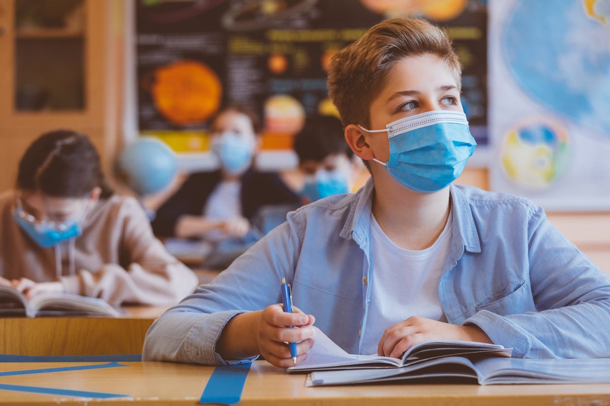 L’ultima sparata sulla scuola: dopo la corsa ai nuovi banchi le distanze sono superate