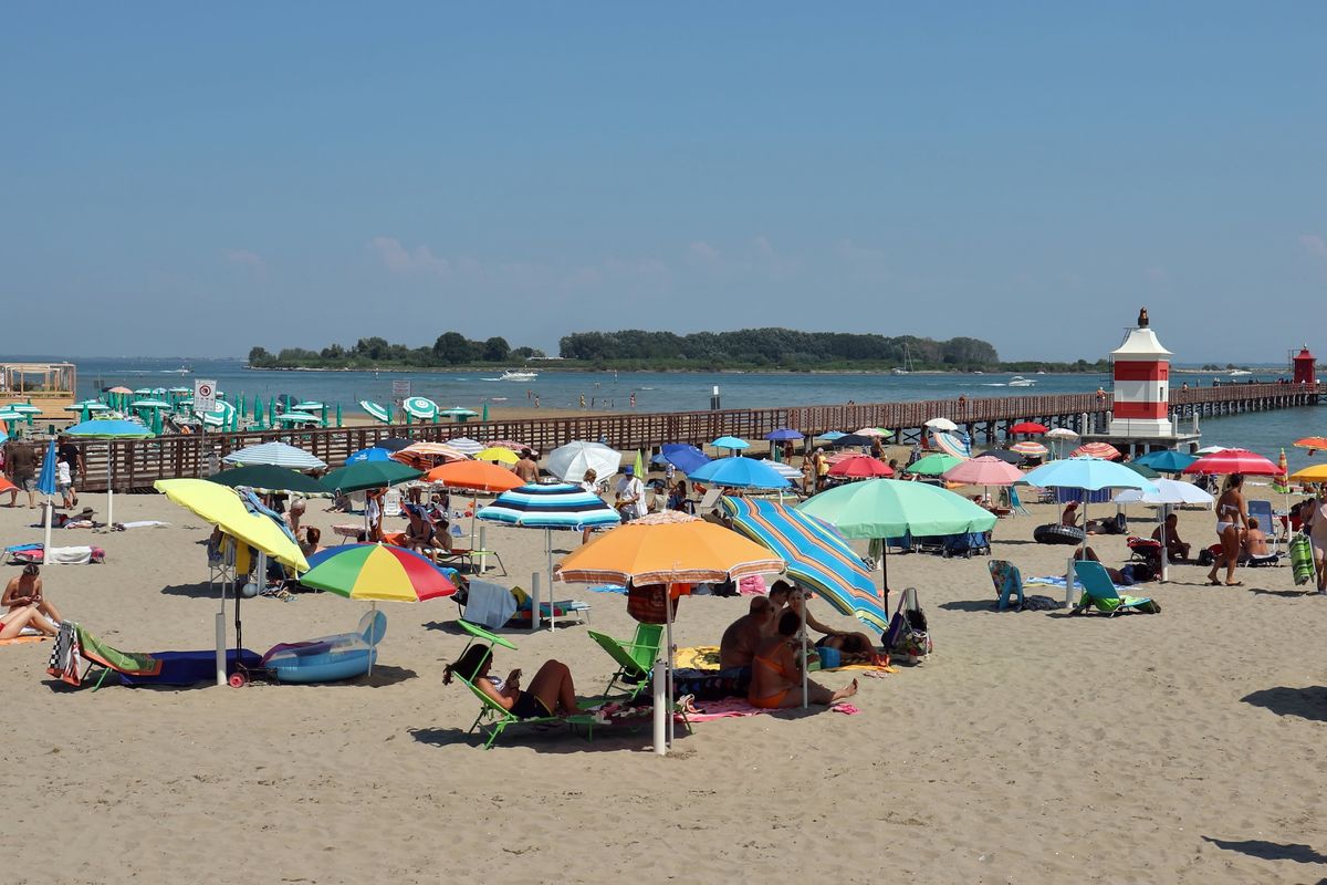 Quindicenne stuprata in spiaggia. Fermati tre ragazzini immigrati