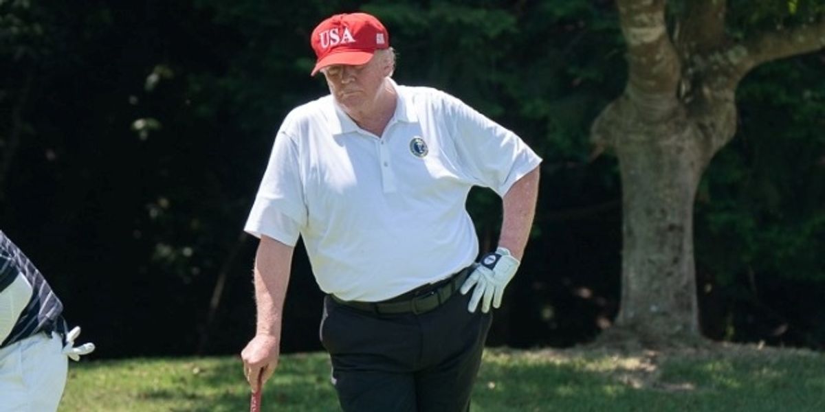 Trump golfs