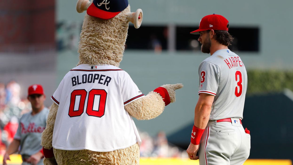 Atlanta Braves mascot dresses up as Guy Fieri