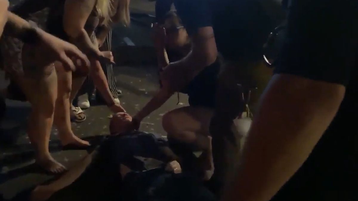 Si oppone a rapina al corteo di Blm. Bianco massacrato dai manifestanti