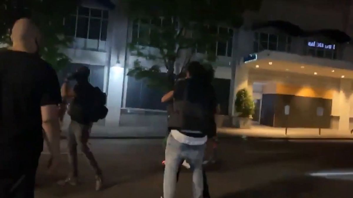 Si oppone a rapina al corteo di Blm. Bianco massacrato dai manifestanti
