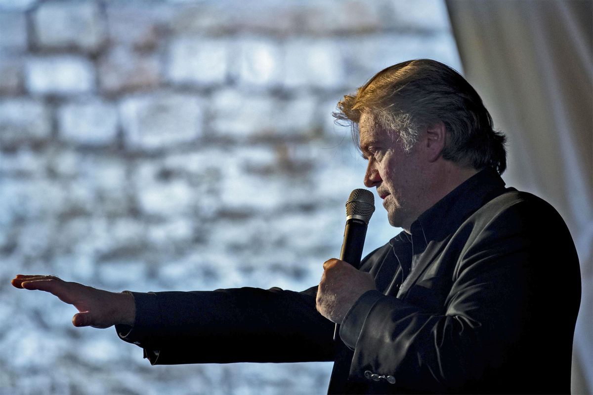 Bannon in manette e indagini fiscali. Due spallate a Trump a tre mesi dal voto