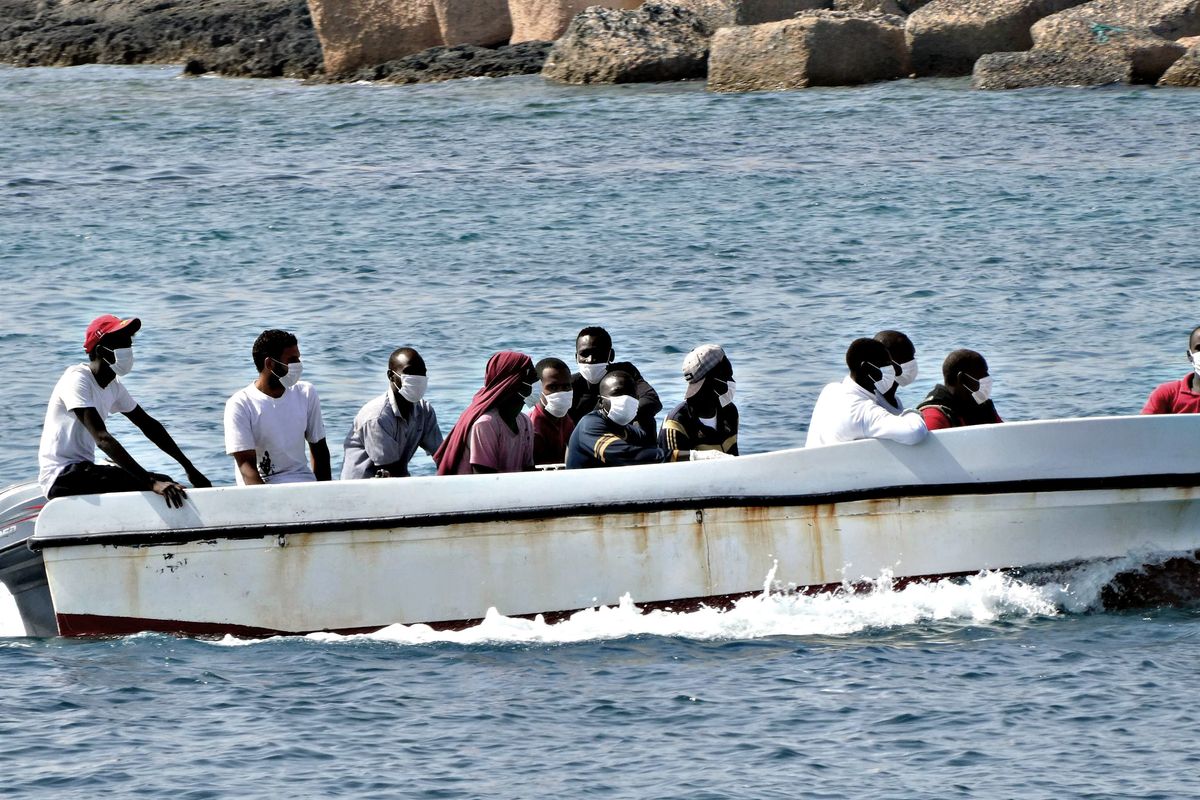 Migranti, i sindaci di Pd e M5s si ribellano contro  il governo